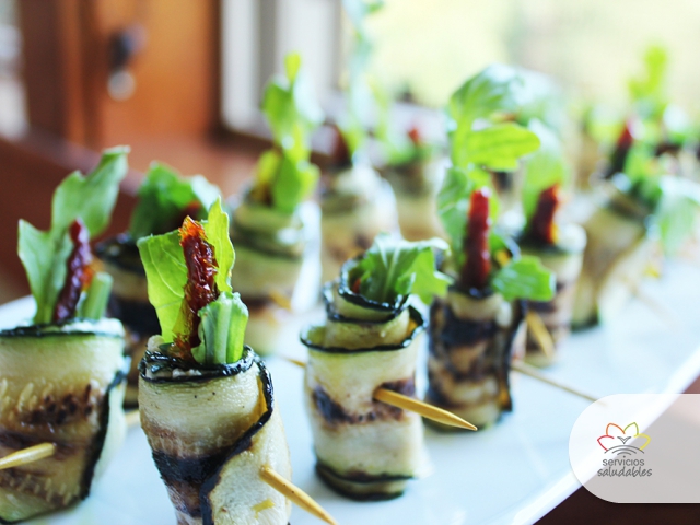 Lunes Saludable con Rolls de Zucchinis grillados, rellenos de ricota, rúcula y tomates secos